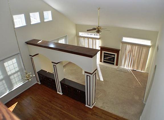 Dramatic 2 Story Foyer