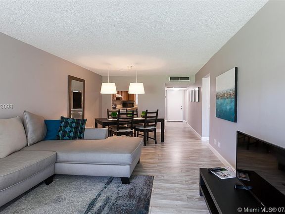 4th image of 9421 Evergreen Pl APT 202