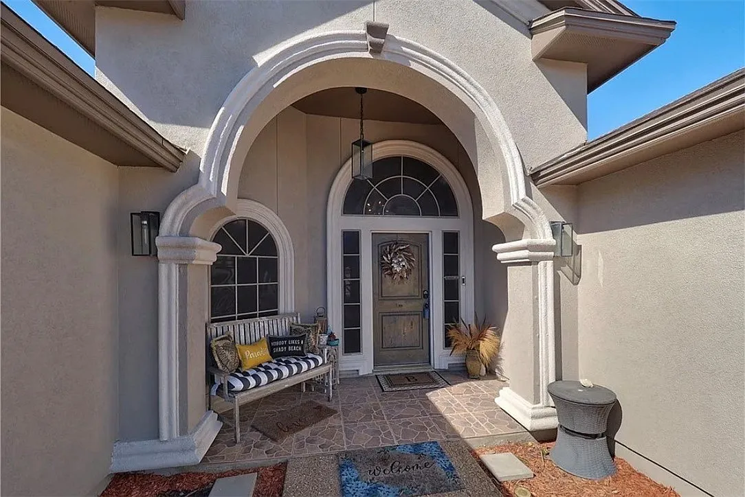 3 bed, 2350 sqft, $2,600 — Photo 2