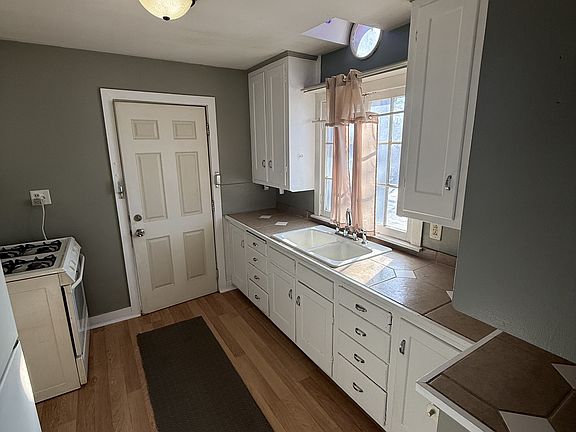 3rd image of 1023 S Pennsylvania Ave APT 1