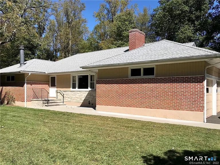 17 Pond Ln — Photo 1