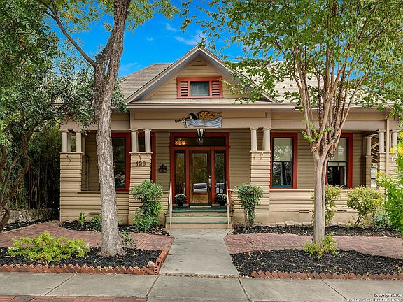 3rd image of 123 E MISTLETOE AVE