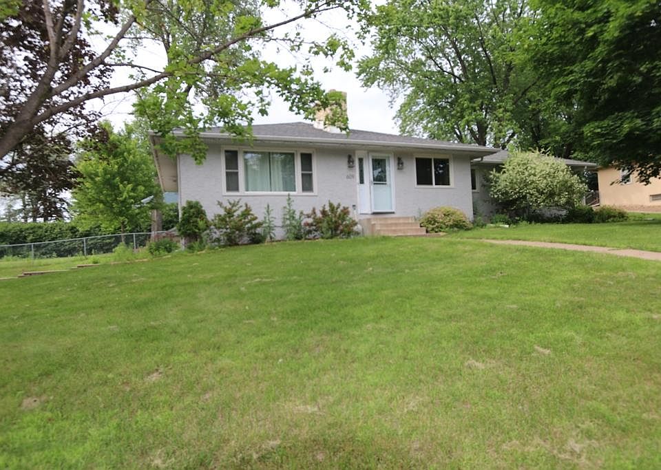 1st image of 609 Ryan Ave W