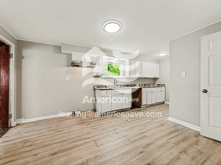 1431942_005_kitchen_5.jpg