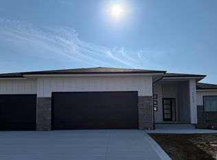 11013 Bearcreek Dr, Papillion, NE 68046