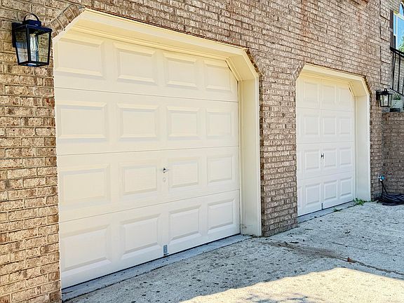 4th image of 372 Reynolds Dr