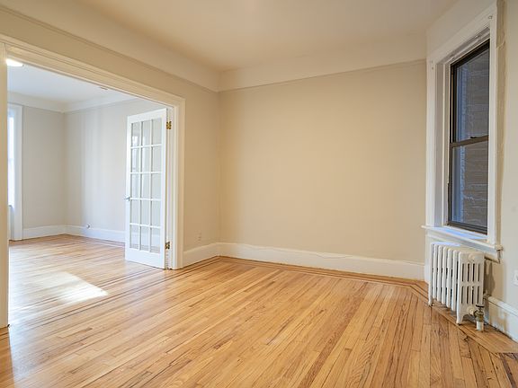 3rd image of 142 E 27th St