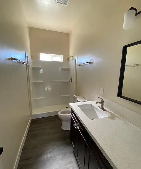 Bathroom 1 (located between bedroom 1 and 2)