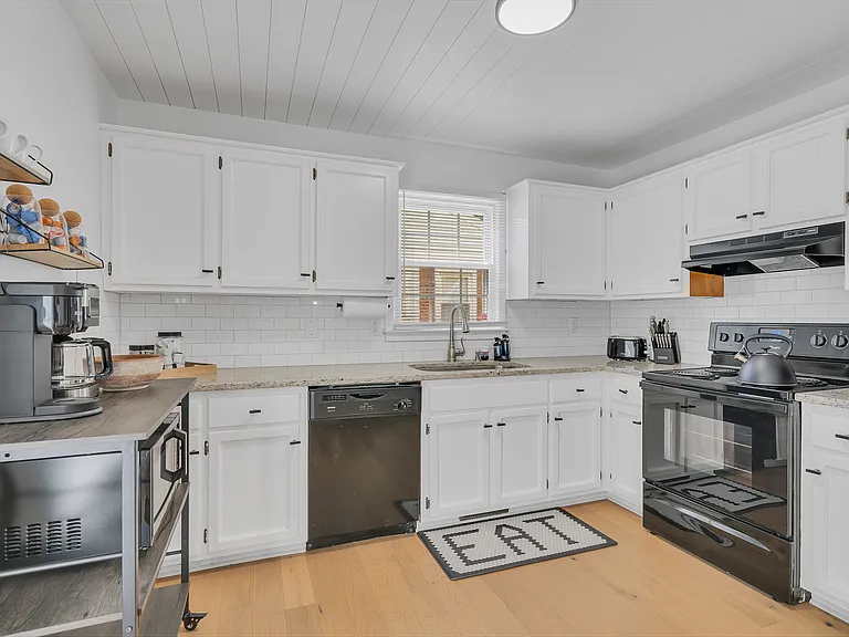213 Landwood Ave — Photo 10