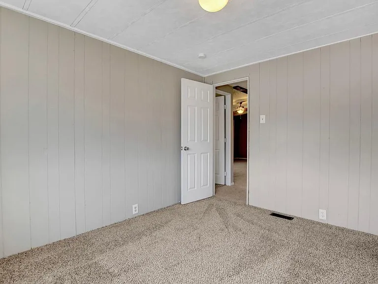 136 Sir Thomas Dr — Photo 27