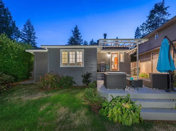 6431 Rosebery Ave, West Vancouver, BC V7W 2C5