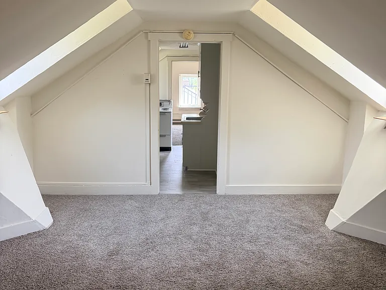 305 S White Oak St #6 — Photo 2
