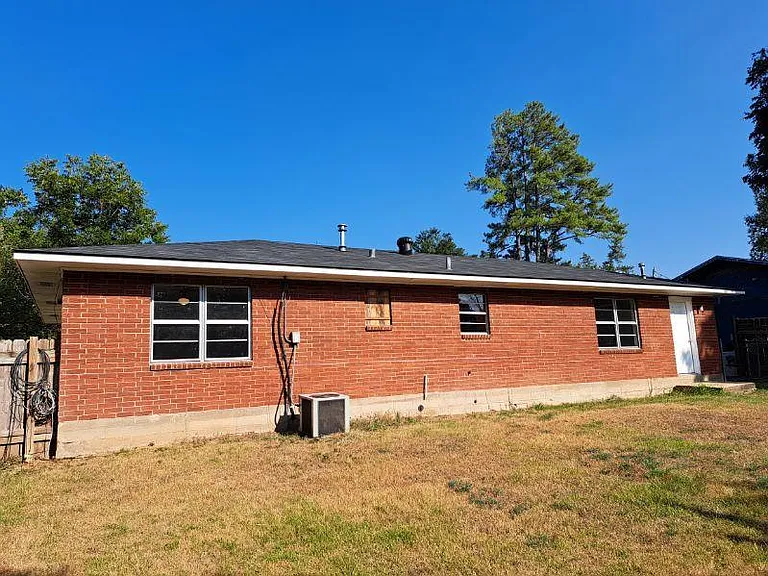1047 N Preston St — Photo 8
