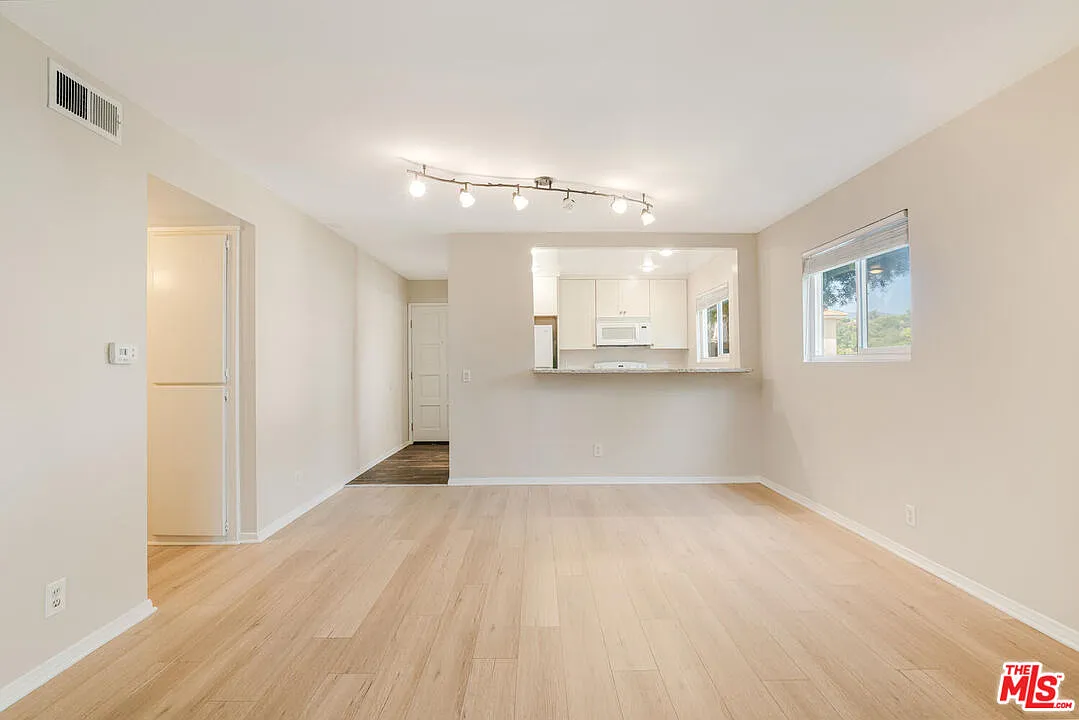 2 bed, 2.0 bath, 1118 sqft, $4,200 — Photo 3