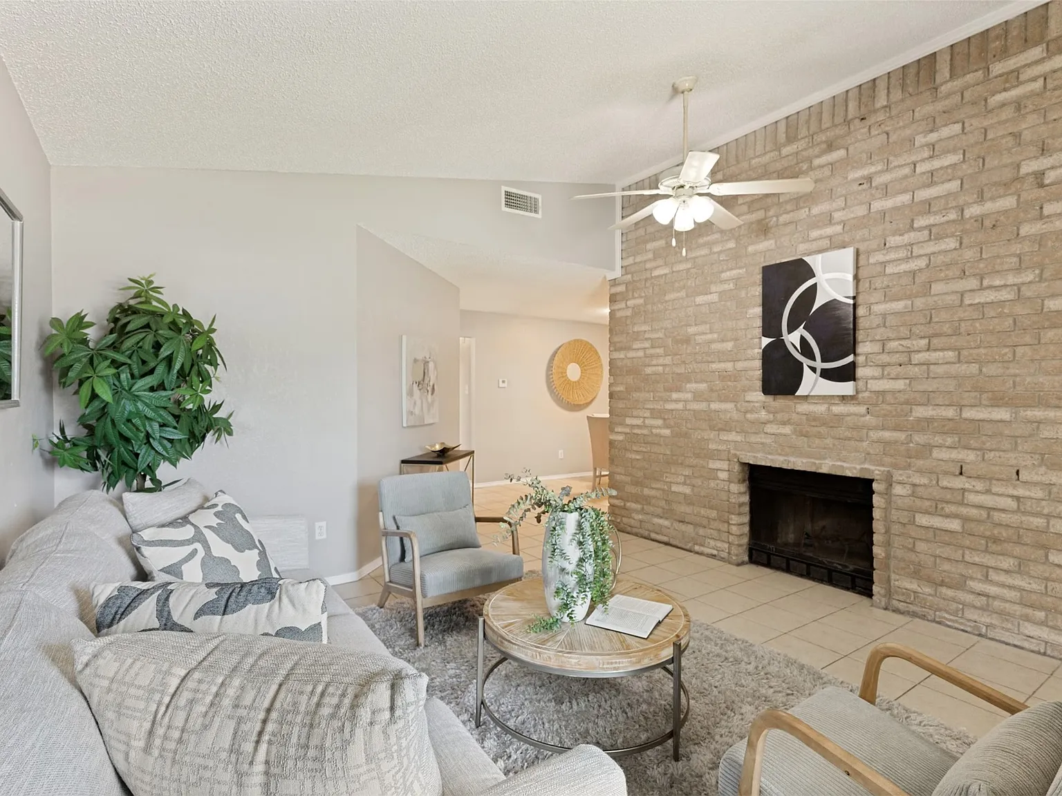 2 bed, 1150 sqft, $1,700 — Photo 4