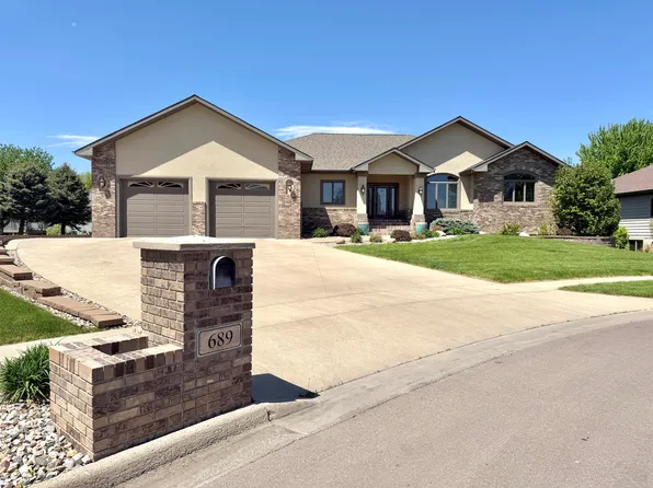 689 Nicholas Ct, Huron, SD 57350