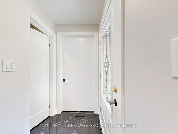 5th image of 52 Lund St
