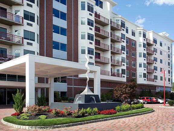 Harbor Square Portico Entrance & Fountain