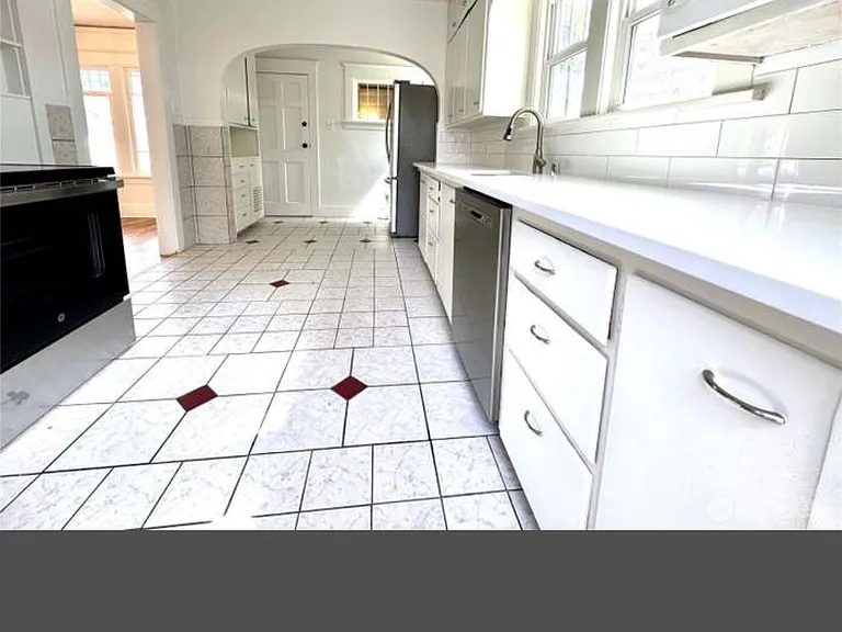 608 N Puget Sound Ave — Photo 2