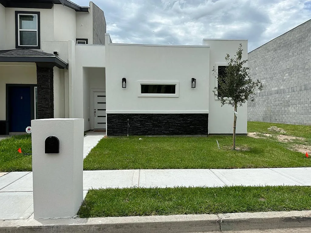 3 bed, 1227 sqft, $1,700 — Photo 1