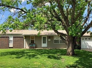 105 Rosewood Dr, Jerseyville, IL 62052