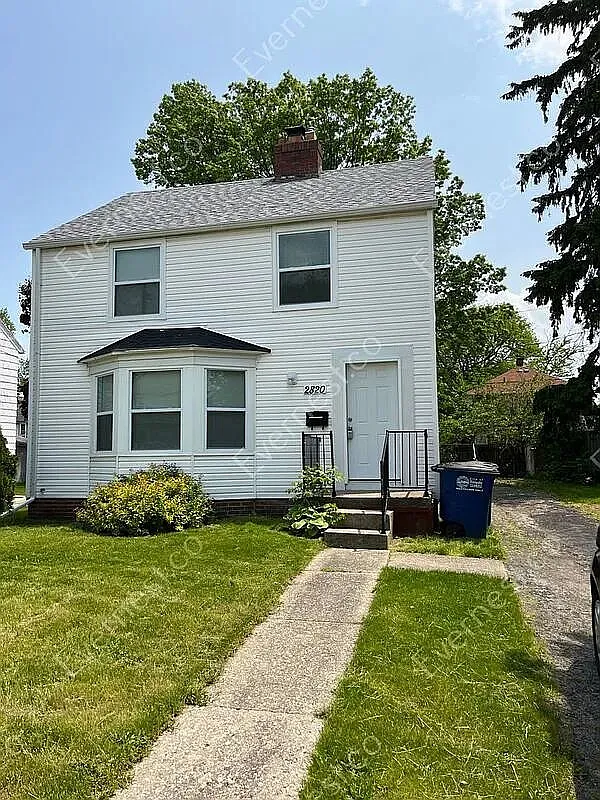 3 bed, 1.5 bath, 1325 sqft, $1,472 — Photo 1