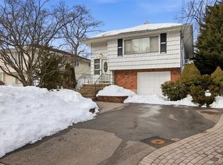 26 Clarendon Street, Dix Hills, NY 11746