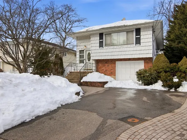 26 Clarendon Street, Dix Hills, NY 11746