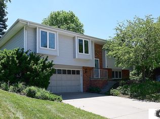 6811 Deerwood Dr, Lincoln, NE 68516