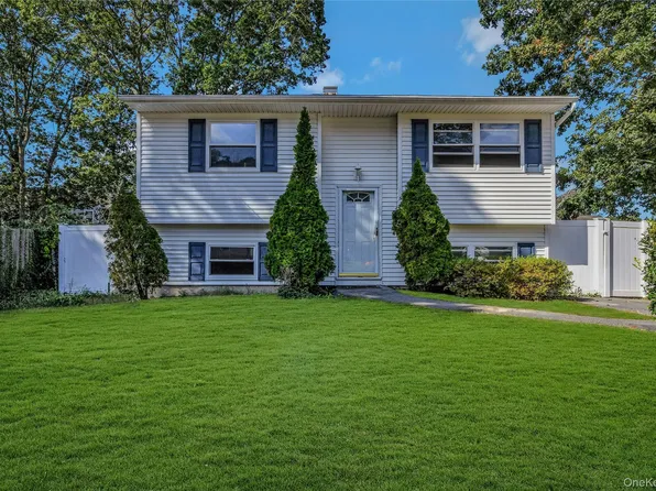 4 Beechwood Drive, Shirley, NY 11967