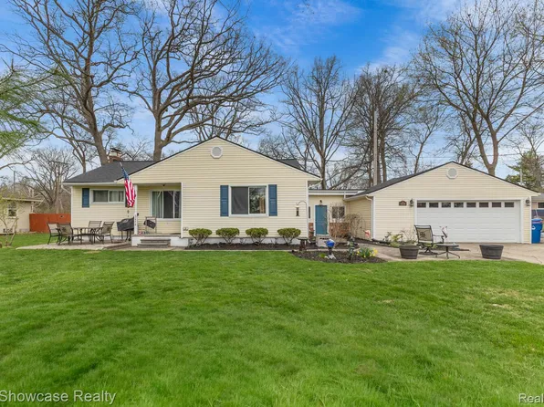 3478 Richmond Ave, Waterford, MI 48328