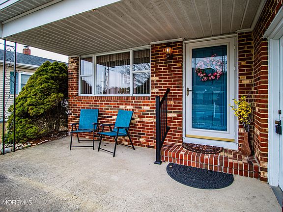 3rd image of 7 Point Blanche Court