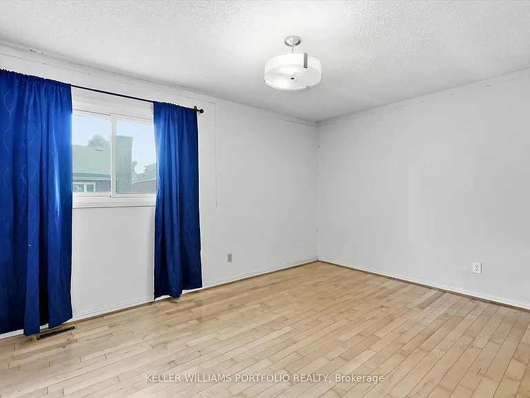 73 Jessica Gdns — Photo 28