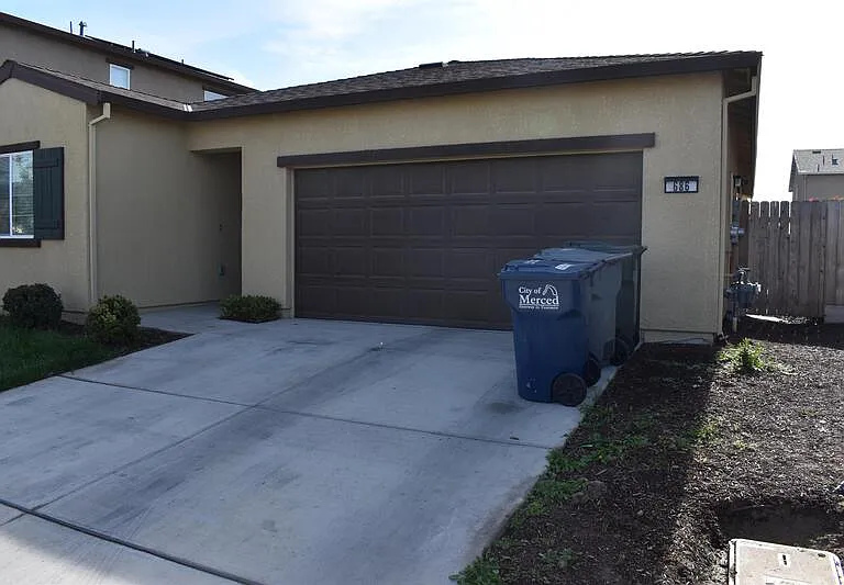 686 Phelps Dr — Photo 2