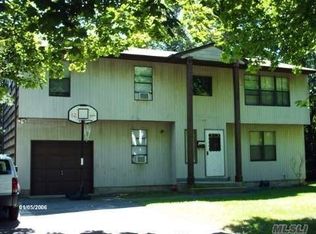 150 Gleeland St, Deer Park, NY 11729