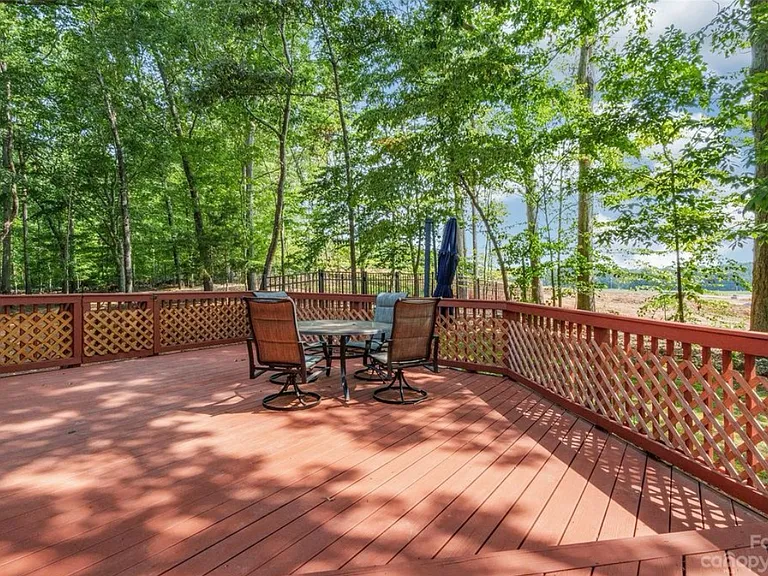 318 Wellington Dr — Photo 22