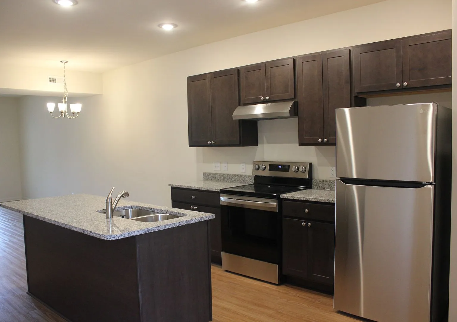 2 Bed 2 Bath Condo for Rent — Photo 3