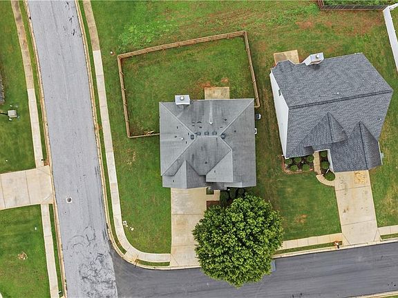 4th image of 10 Adelaide Dr