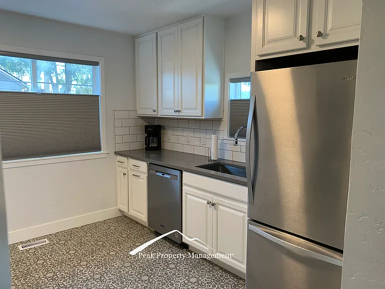 1100 S Broxon St — Photo 10