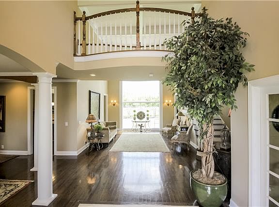 3rd image of 105 Rose Garden Ct