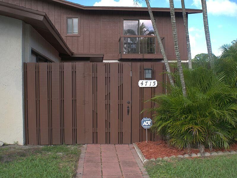 Front Entry to Courtyard