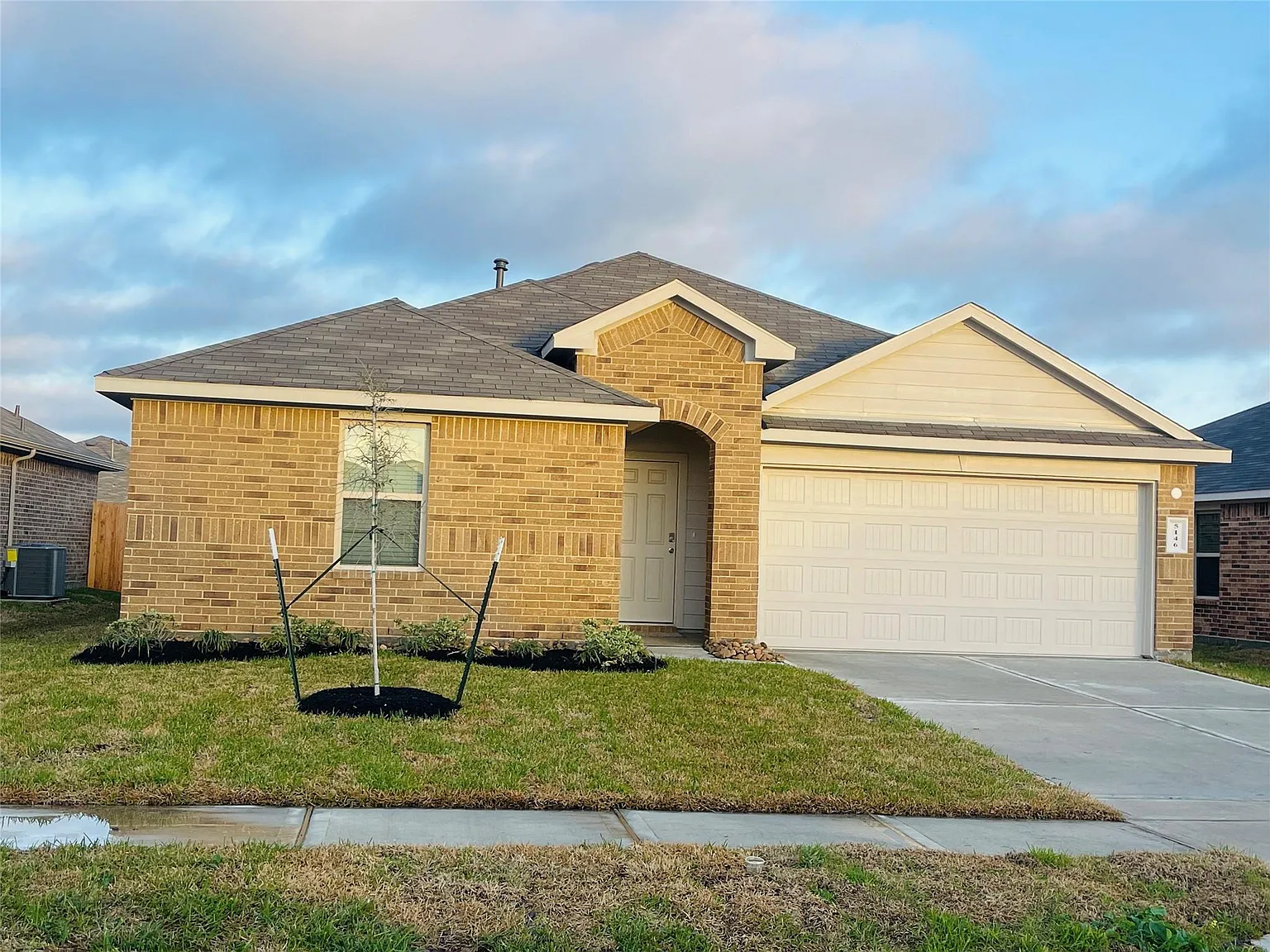 4 bed, 2.0 bath, 1702 sqft, $2,200 — Photo 2