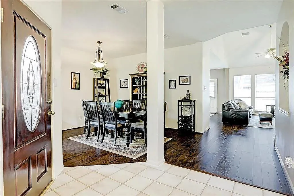 3 bed, 2.5 bath, 2420 sqft, $2,400 — Photo 4
