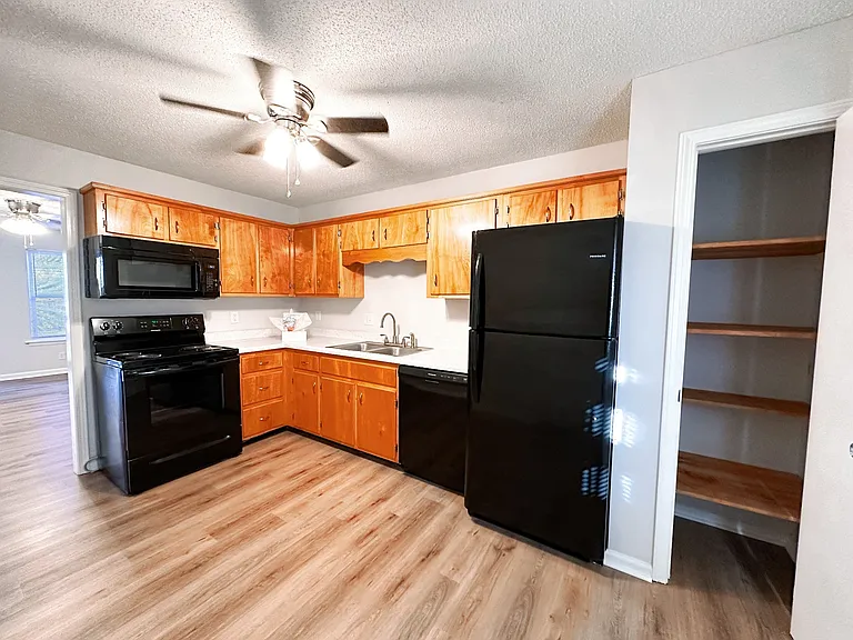 470 Martha Ln #H — Photo 9
