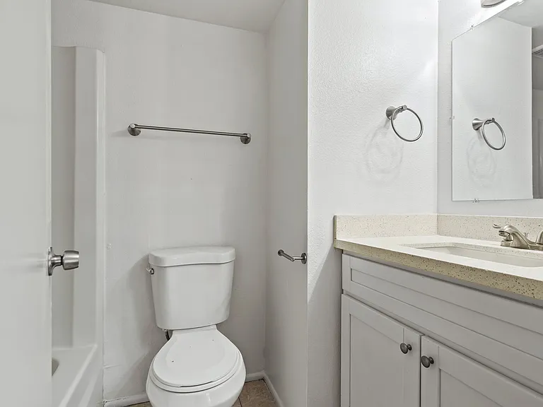 27-web-or-mls-2688 N 43rd Ave 29D--24_10012025
