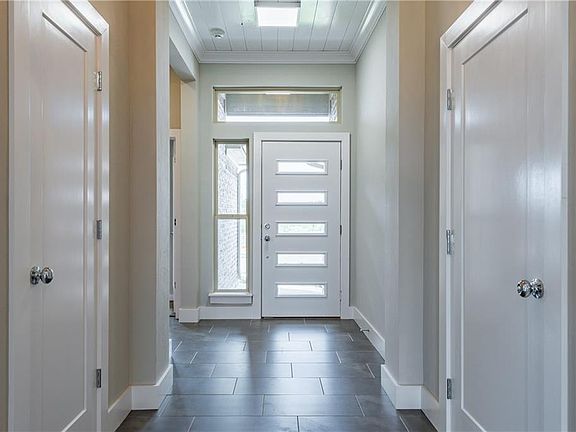 4th image of 10 Ivory Dr