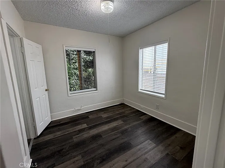 1053 Loma Dr — Photo 9