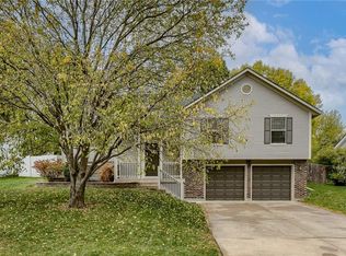 608 SE Pendleton Dr, Lees Summit, MO 64063