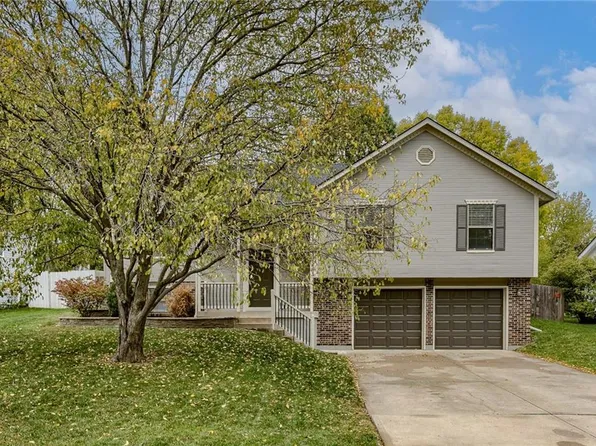 608 SE Pendleton Dr, Lees Summit, MO 64063