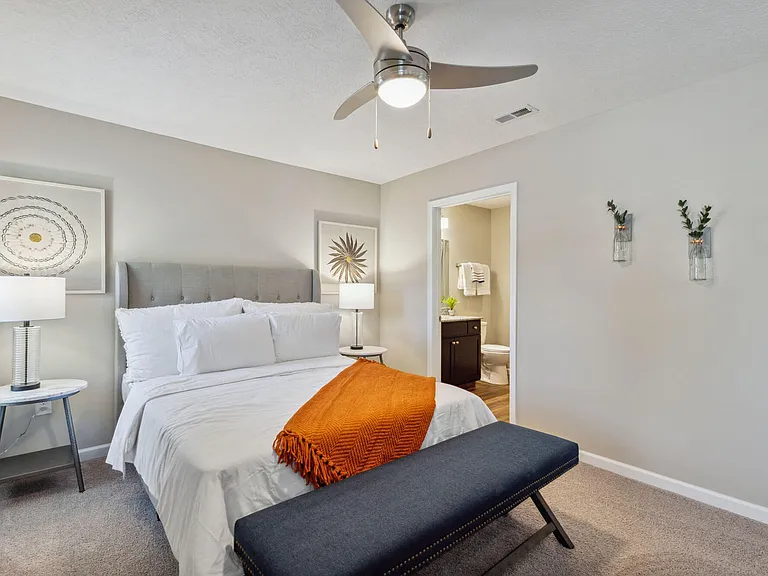 Large Main Bedroom with En-suite Bathroom & Closet